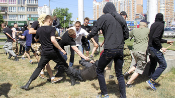 Füstbombák, kövek, összecsapások a kijevi melegfelvonuláson