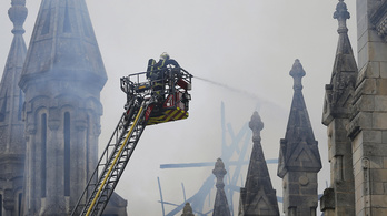 Leégett egy bazilika teteje Franciaországban