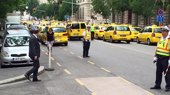 Rapidtüntettek a taxisok az Uber ellen