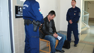 Újra bíróság elé álltak az erdélyi férfit agyonverő izsáki rendőrök