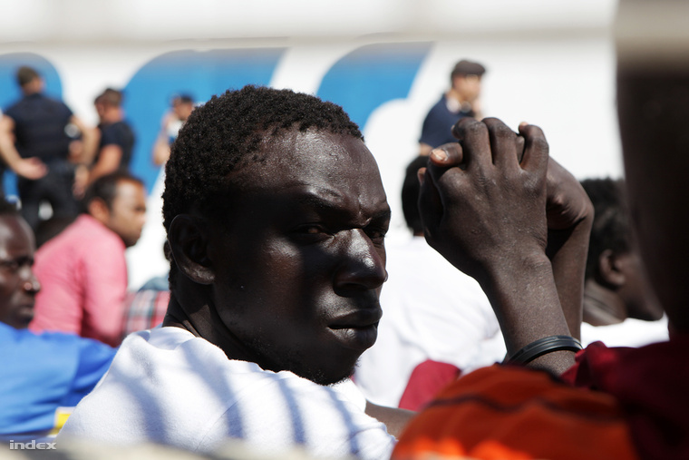 A sziget táborából a menekülteket Szicíliára szállítják