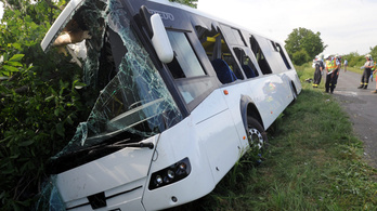 Árokba borult a busz, 23-an megsérültek Baranyában