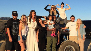 Caitlyn (Bruce) Jenner egy hosszú fehér ruhában ünnepelte az apák napját