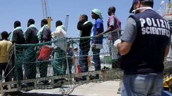 2700 menekültet mentettek ki a Földközi-tengerből hétfőn