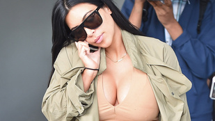 Kim Kardashian gigantikus melleket és terheshasat mutatott
