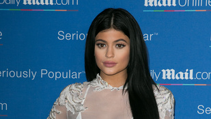 Kylie Jenner egy átlátszó hálóingben ment bulizni