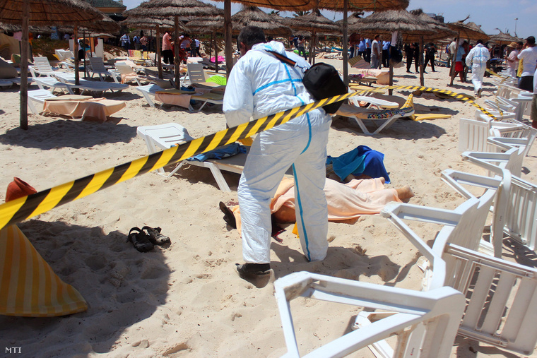 Holttest mellett nyomoz egy rendőr a szúszai strandon