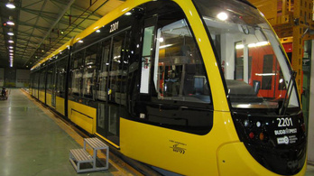 Hétfőn mindenki megcsodálhatja az új budapesti villamosokat