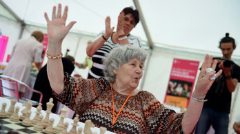 87 évesen döntött sakkvilágrekordot Bici néni