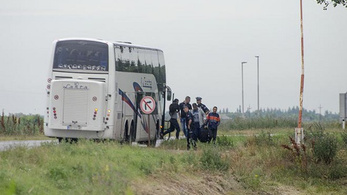 Szerb rendőrök segíthetik Magyarországra jutni a menekülteket