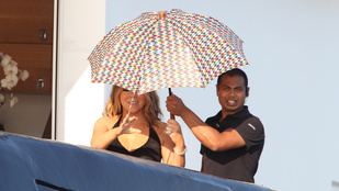 Mariah Carey akkora lédi, hogy van embere, aki csak az esernyőt tartja a feje fölé
