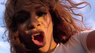 Rihanna véres csöccsel kínozza Hannibált új klipjében