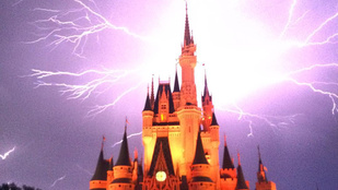 Egészen meseszerű, ahogy Disneylandben villámlott az ég a kastély felett