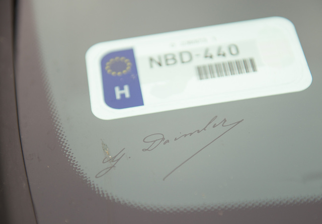 A Daimler-autogram mostantól széria, de egy szélvédőcsere esetén az internetről tizenvalahány dollárért rendelhetünk pótmatricát