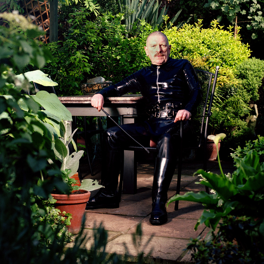 Sid Ellis a hírhedt szado-mazo Fist Club régi tagja, a képen épp a kertjében üldögél. Szabadidejében fétisklubokba jár vagy hímez, és rajong a középkori kárpitokért.