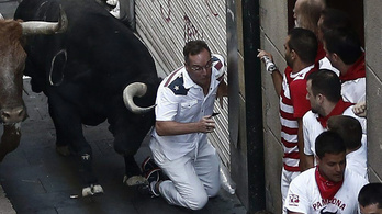 Egy embert felöklelt a bika az idei bikafuttatáson Pamplonában