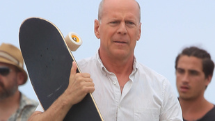 Bruce Willis összevert egy embert, aztán fogta a deszkáját, meg a csaját, és lelépett