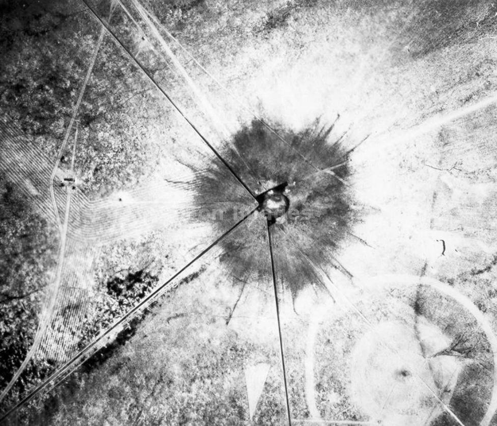 Az első kísérleti atomrobbantásban keletkezett kráter madártávlatból.