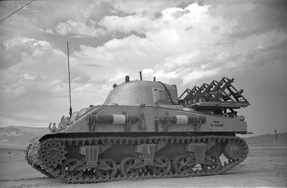 A radioaktív szennyezést összegyűjtő, különleges ólomborítással ellátott M4 Sherman tank.