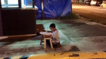 Szívszorító kép: hajléktalan kisfiú a Mekiből kiszűrődő lámpafénynél csinálja a háziját