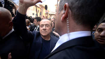 Három évet kapott Berlusconi