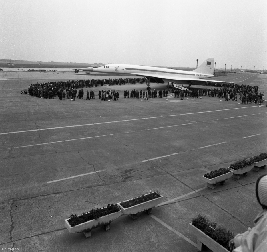 Az olvasó nyilván rávágja: Hű, egy Concorde – Pesten! Pedig nem, ha belenagyítunk a képbe, (ezt az olvasó jelenleg nem tudja megtenni, csak akkor, ha majd kikerül a kép a Fortepanra) – el lehet olvasni, hogy ez egy Tu 144-es gép, amely az élenjáró szovjet technológia fölényét volt hivatva bemutatni. Annyira hasonlított a Concorde-ra, hogy annak idején a 
                        budapestiek csak mosolyogni tudtak rajta. Pedig a szakirodalom szerint számos alapvető különbség volt köztük, a külsőt pedig az aerodinamika szabta meg. Egy évvel a pesti vizit után, 1973. június 6-án a párizsi légiparádén az egyik TU-144-as lezuhant. A Concorde-dal ellentétben a szovjet gépre nem volt szükség – csak a hatalmas veszteséget termelte… 
                        A technológiai fölényt pedig nem hitte el sem a hazai, sem a külföldi közönség.