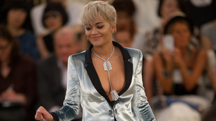 Rita Ora dekoltázsa ellopta a show-t a Chanel bemutatóján