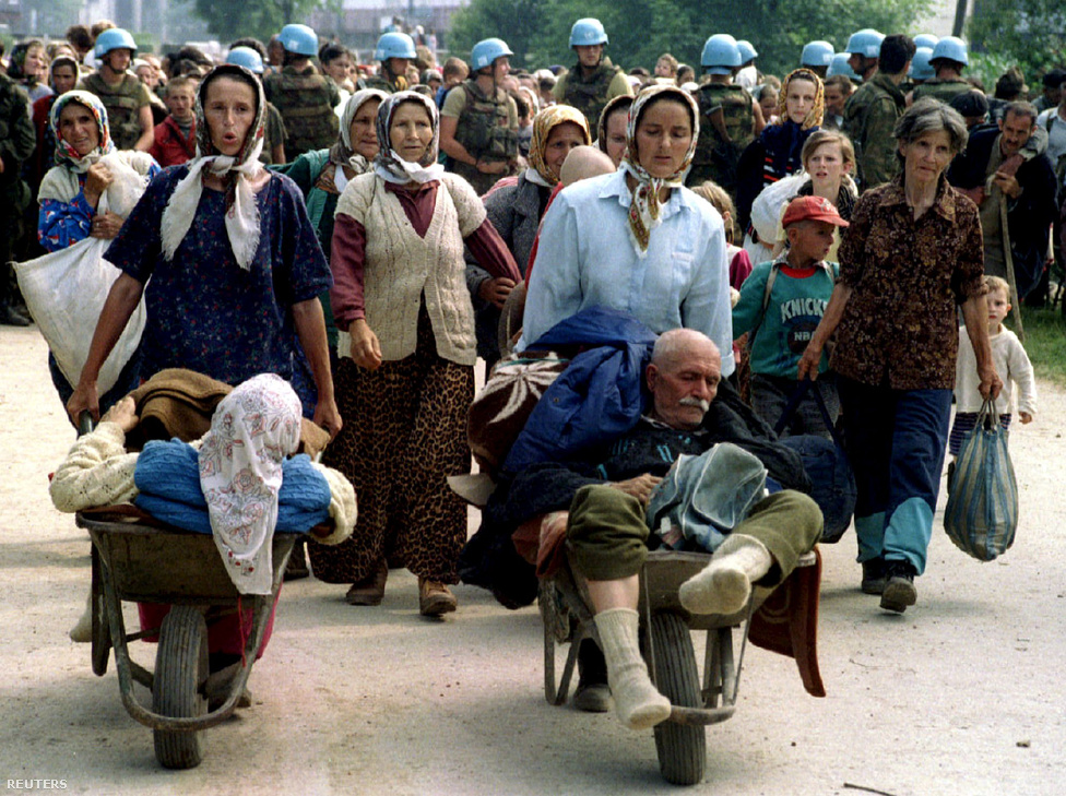 Srebrenicai menekületek igyekeznek Potocari felé, ahonnan majd buszokkal elszállítják őket a bosnyákok által irányított területekre.
                        Abban nagyjából mindenki egyetért, hogy a 20 évvel ezelőtt Srebrenicában történtek – több mint 8000 ezer muszlim férfi és fiú kivégzése és tömegsírba temetése – a második világháború óta a legdurvább tömeggyilkosság volt Európában. Abban azonban, hogy lehet-e ezt az eseményt népirtásnak nevezeni, és, hogy a boszniai szerb a szerb politikai és katonai vezetésen kívül kiknek a felelőssége, hogy mindez megtörténhetett, máig nincs egyetértés. Pedig ez utóbbi kérdés koránt sem egyértelmű:  a Guardian egy cikke szerint Srebrenica szerb kézre kerülése a nyugati nagyhatalmak, Nagy-Britannia, Amerika és Franciaország tudatos startégiájának része volt, és az azt követő események sem voltak számukra annyira váratlanok és sokkolóak, ahogy azt akkor állították. 