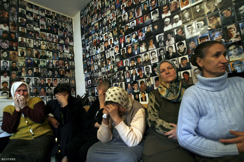 A még nem azonosított áldozatok képei előtt ülve nézik az ICTY egyik tárgyalását srebrenicai nők.
                        A 8372 eltűnt személy közül eddig körülbelül 7100-nak a holttestét sikerült azonosítani a tömegsírokban talált maradványokból. A mészárlás után a boszniai szerbek katonai vezetése elrendelte a tömegsírok kinyitását és a testek elszórtabb újratemetését, hogy így próbálják elrejteni, ami történt. A sírnyitást és az újratemetést bullózerekkel végezték, ezért sok holttest a darabjaira hullot és különböző sírokba került.
                        “Mi vagyunk az első generáció az egész emberi civilizáció történetében, amely újra kiásott sírokat és szétszórta a holttesteket. Ilyet még soha senki nem csinált” – mondta Amor Masovic, a srebrenicában eltűntek aznosításáért felelős intézmény vezetője. Olyan holttest is volt, aminek a darabjait öt különböző helyen találták meg, egymástól több mint 30 kilométer távolságra
                        