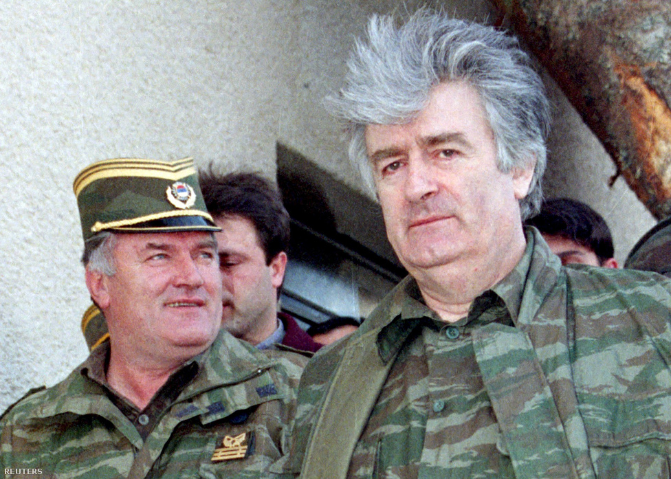 Radovan Karadzsics (jobbra) boszniai szerb politikai vezető és Ratko Mladics a boszniai szerb hadsereg parancsnoka. Jelenleg mindkettőjük ellen eljárást folytat a volt Jugoszláviai ügyeivel foglalkozó nemzetközi bíróság.
                        A srebrenciaik szenvedése nem 1995 július 11-én, a város elfoglalásakor kezdődött. A boszniai szerb csapatok Ratko Mladics (a képen balra) vezetésével és a szerbiai kormányfő, Szlobodan Milosevics támogatásával az 1992-es bosznia függetlenségi népszavazás után kezdtek szisztematikus etnikai tisztogatásba a bosznia szerb területek bosnyákok lakta településein. A céljuk az volt, hogy a szerb többségű területeken irmagja se maradjon a bosnyákoknak, a módszerük pedig az, hogy miután elfoglaltak egy-egy települést a muszlimok házait felgyújtották, porig rombolták, a lakosokat pedig vagy deportálták, vagy bebörtönözték, vagy megölték. Srebrenicát és a körülötte fekvő bosnyák falvakat a háború kezdete óta folyamatosan támadták. Egy jelentés szerint a háború első három hónapjában 296 falvat tettek a semmivel egyenlővé Srebrenica körül a boszniai szerb csapatok, és eközben 70 ezer telepítettek ki és több mint háromezret öltek meg. 