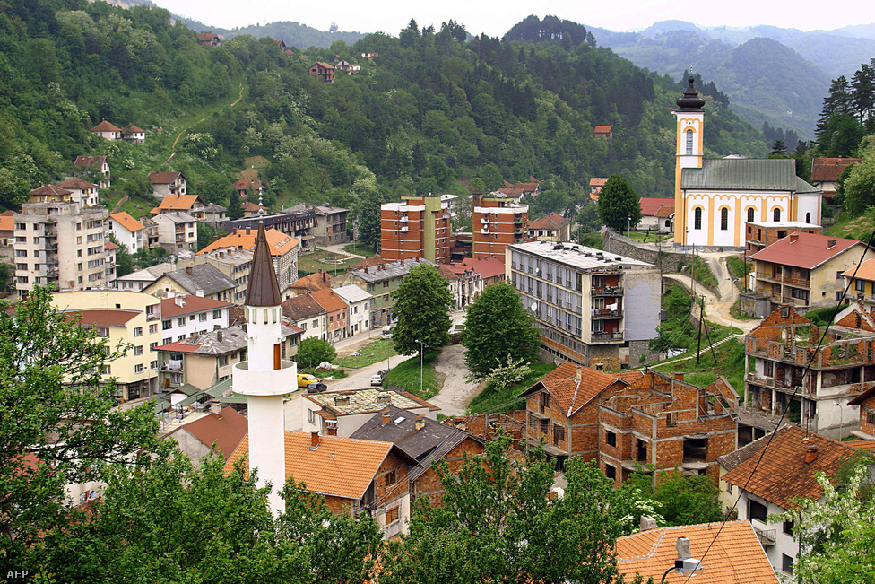 A háború után nagyon sok bosnyák tért vissza Srebrenicába, ezért a város jelenleg bosznia szerb részének az egyik legvegyesebb etnikumú városa, ráadásul bosnyák polgármesterrel. A helyi szerbek nem szeretnek az 1995-ös eseményekről beszélni, de ha mégis szóba kerül, leginkább kétségbevonják, hogy valóban megtörtént-e, és ha igen, akkor tényleg ennyi áldozat volt-e. Az önkormányzat szerb képviselői nem mennek el a hivatalos megemlékezésekre, azt mondják, majd akkor ha elmennek, ha a bosnyákok is megtisztelik a háború szerb áldozatait.
