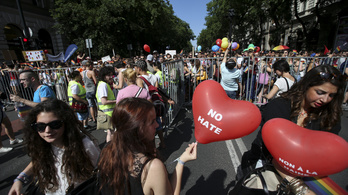 Rendőrök füle hallatára köcsögözték le a villamoson a Pride résztvevőjét