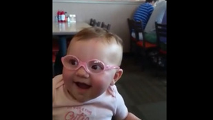 Több mint 18 milliószor örültek már ennek a szemüveges csecsemőnek
