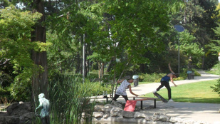 Gördeszkások cseszik szét a Japánkert padjait