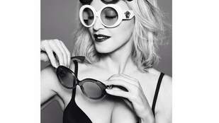 Madonna most napszemüvegeket reklámoz dekoltázsával