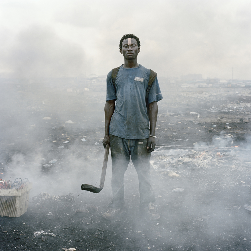 Aissah Salifu, egy munkás az Agbogbloshie piacon. Itt  köt ki Európa és a nyugati világ digitális hulladékának komoly része. A helyiek a leselejtezett elektronikai eszközöket bontják tovább elemeikre, hogy az értékes részeket eladva jussanak bevételhez. A védőfelszerelés nélkül végzett munka hamar tönkreteszi a szervezetet; a hulladékok égetésével keletkező mérgező anyagok visszafordíthatatlan károkat okoznak a talajban, és a környék levegőjét is súlyosan szennyezik.
                        