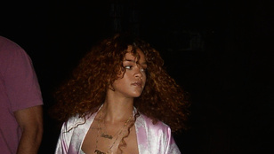Rihanna átlátszó pizsiben piált az utcán