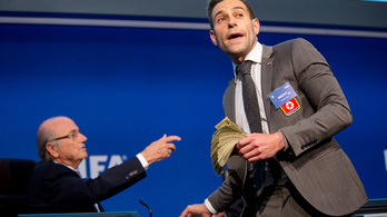 Vádat emelhetnek a Blatterre pénzt szóró humorista ellen