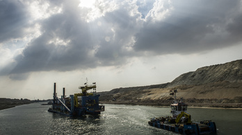 Próbahajókkal tesztelik az új Szuezi-csatornát