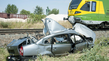 Vonat ütközött kocsival Csornán: 4 halott