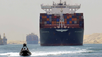 Ráeresztették a teletömött teherhajókat az új Szuezi-csatornára