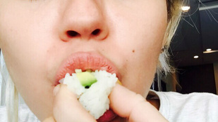 Miley Cyrus nem bírja ki, hogy ne dugjon mindent a szájába