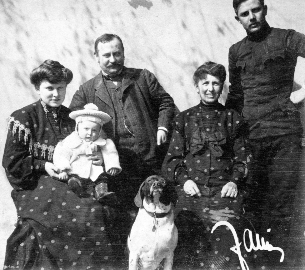 Közhely, hogy a kutya az ember legjobb barátja, de tényleg van benne valami: már az Ostrák-Magyar Monarchia idején készült, régi családi fotókon is ügyeltek arra, hogy a házikedvencek le ne maradjanak a családi albumba szánt képekről. Ezen az 1900-as felvételen a jobb szélén álló, fiatal férfi a Császári és Királyi Hadsereg jellegzetes zsebű zubbonyát viseli – a joviális családfő viszont szemmel láthatóan nemcsak katonaviselt rokonra és a kis trónörökösre büszke, de a kompozíció közepén feszítő, meghatározhatatlan fajú kutyusra is.