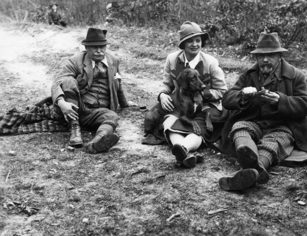 A vidéki Magyarországon a kutyákra szívós és kitartó munkaerőként tekintettek. Míg a parasztság leginkább házőrzőket és terelőkutyákat nevelt, az arisztokrácia főleg vadászni vitte a kedvenceit, ahogy ezen az 1924-ben készült fotón is látható.