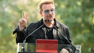 Bono szőke lett, már nem csak a szemüvegei miatt néz ki hülyén