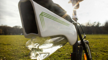 Itt a bringás kulacs, amely a levegőből tölti meg magát vízzel