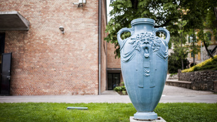 Vagyont érő Zsolnay váza hever a szemétben Pécsen