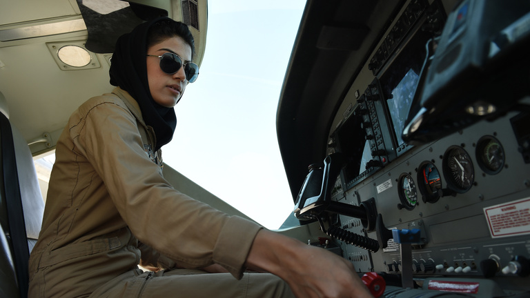 Tönkretették az első afgán pilótanő életét