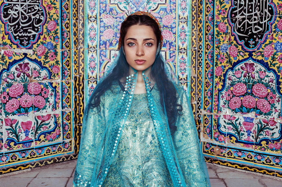 Noroc 18 évesen fedezte fel magának a fotózást. Művészeti egyetemre járt, divat területen szerzett tapasztalatot. Unalmasnak talált hétköznapi állását az első nagy utazás előtt, 2013-ban adta fel. A fotón egy iráni szépség.