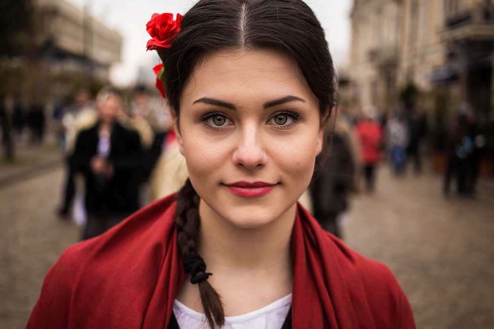 Néha csak 30 másodperc van elkészíteni a portrét, mert véletlenül, az utcán találkozik össze egy érdekes nővel. Itt a háttér például egy moldovai utca.